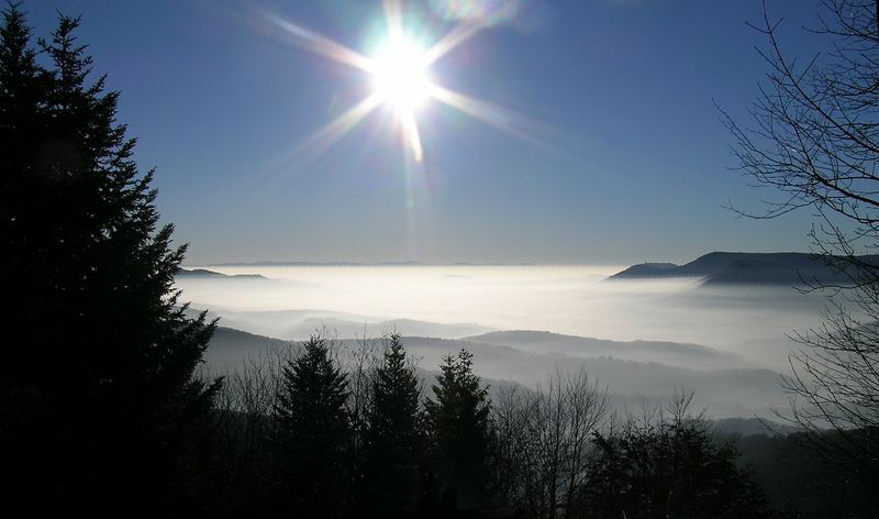 Blick von Vogesen über Rheintal auf Schwarzwald