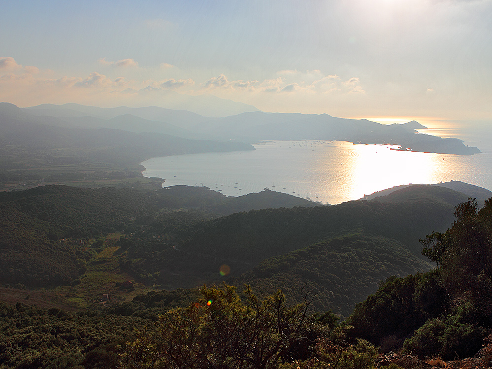 Blick von Volterraio auf die Bucht von Portoferrario