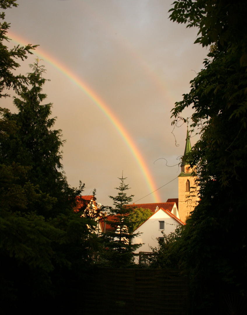 Blick von zu Hause auf den Kirchturm - und den Regenbogen
