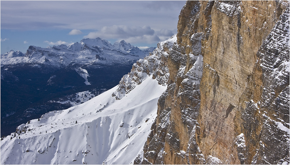 Blick vorbei an der Piz Popena Südwand bis zur Marmolada