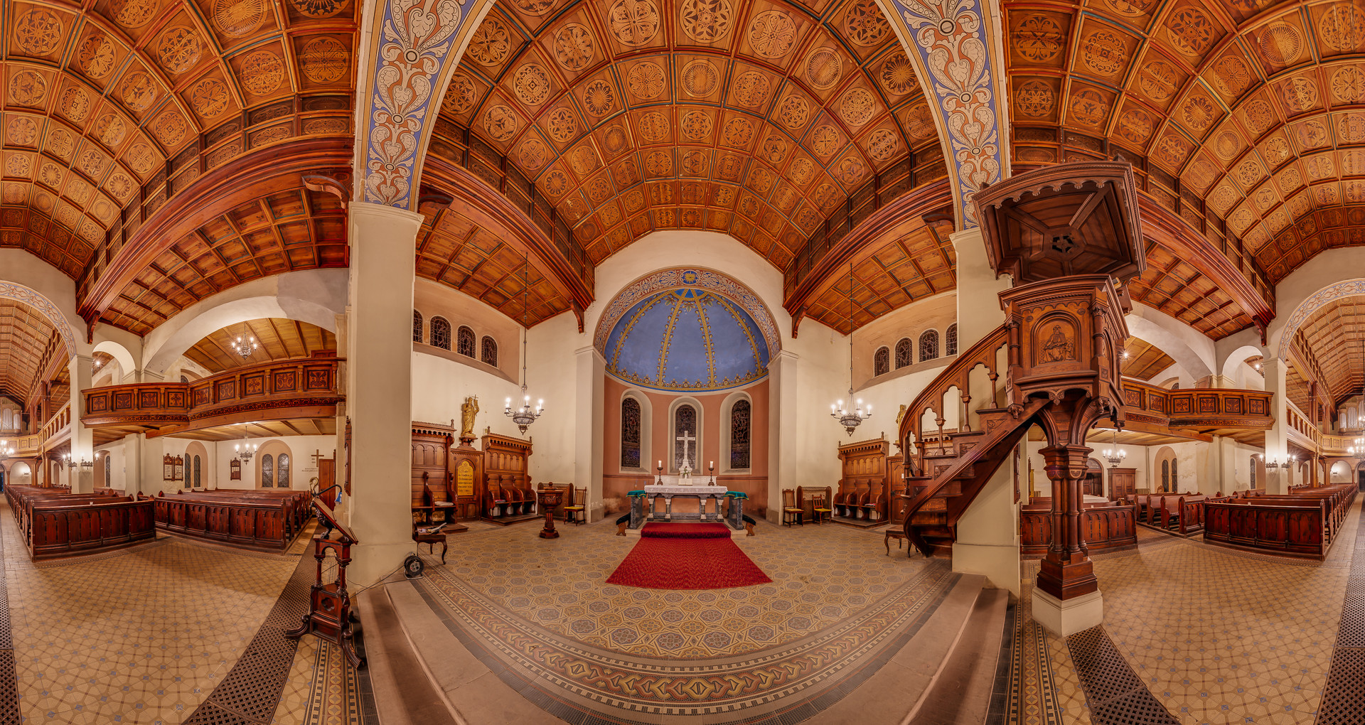 Blick zu Altar und Kanzel