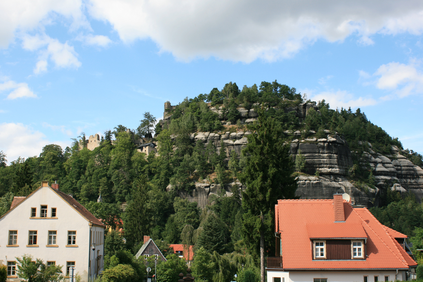 Blick zu Berg Oybin und gleichnamiger Burgruine