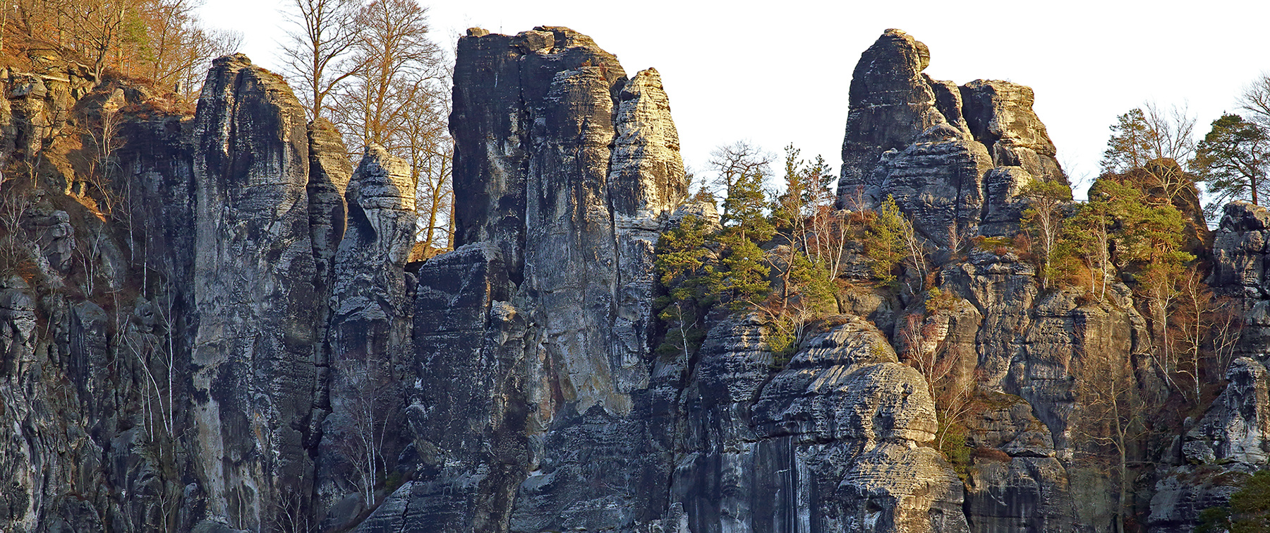 Blick zu den Basteifelsen mit den ersten Sonnenstrahlen...