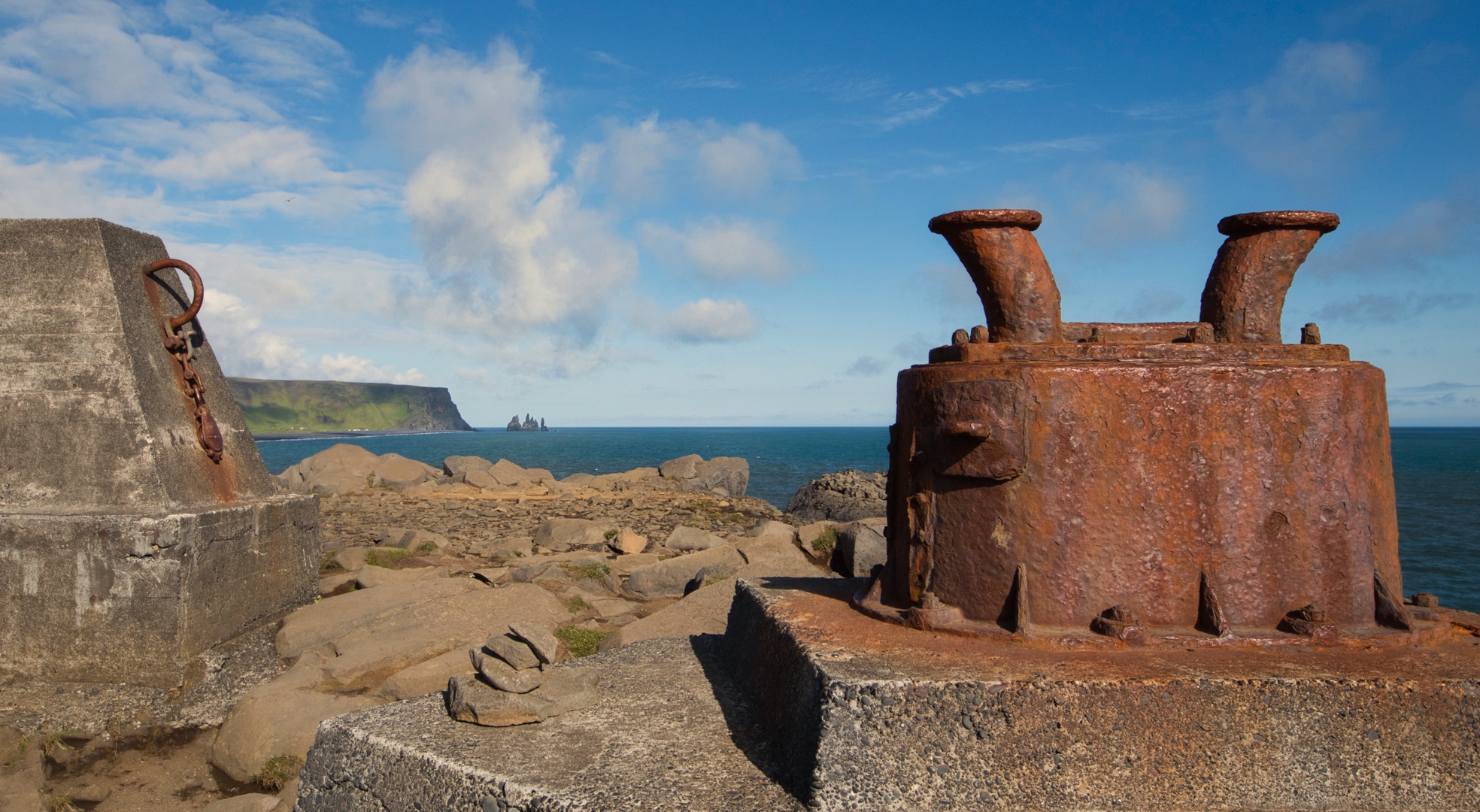 Blick zu den Felsnadeln Reynisdrangar, Island