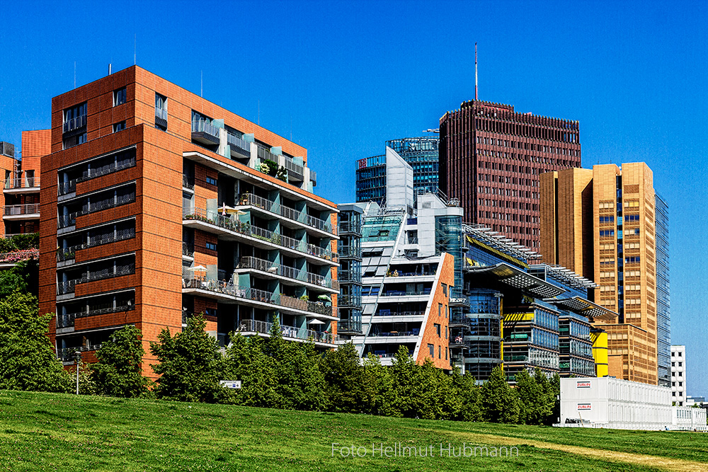 BLICK ZU DEN HOCHHÄUSERN AM POTSDAMER PLATZ