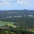 Blick zu den Schrammsteinen jenseits des Elbtales und auf den Falkenstein...
