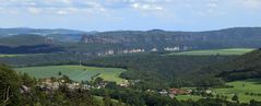 Blick zu den Schrammsteinen jenseits des Elbtales und auf den Falkenstein...