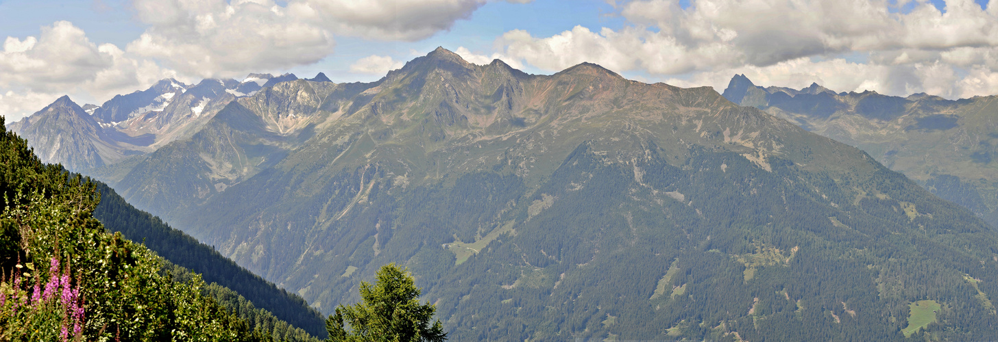 Blick zu den Stubaier Gletscherbergen