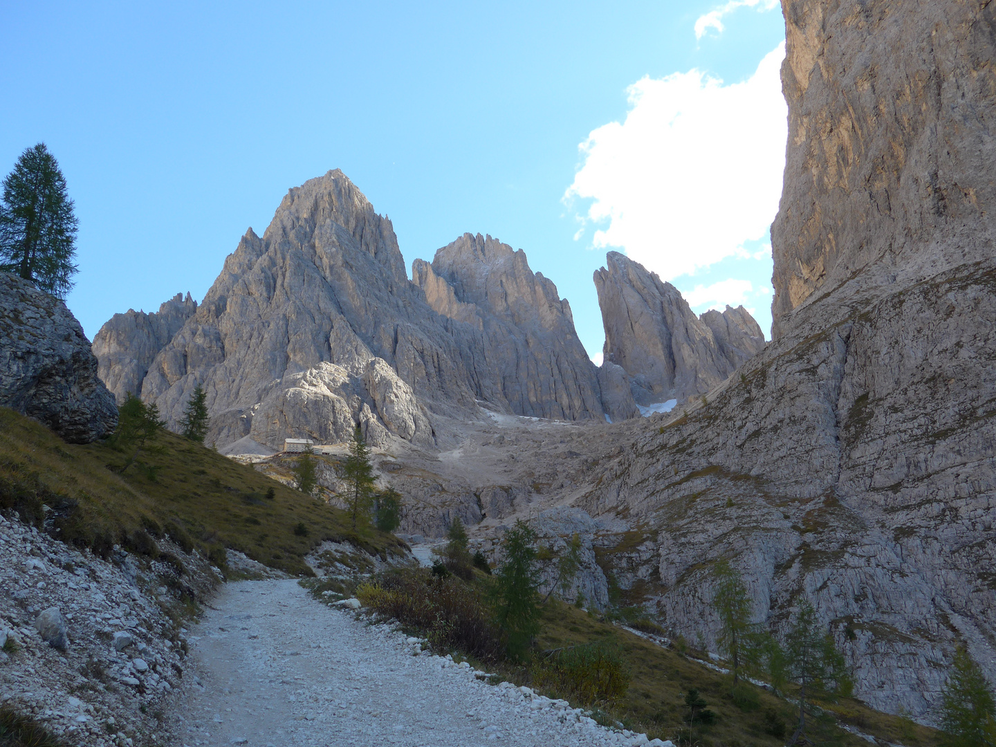 Blick zu Langkofel und Langkofelhütte (Südtirol)