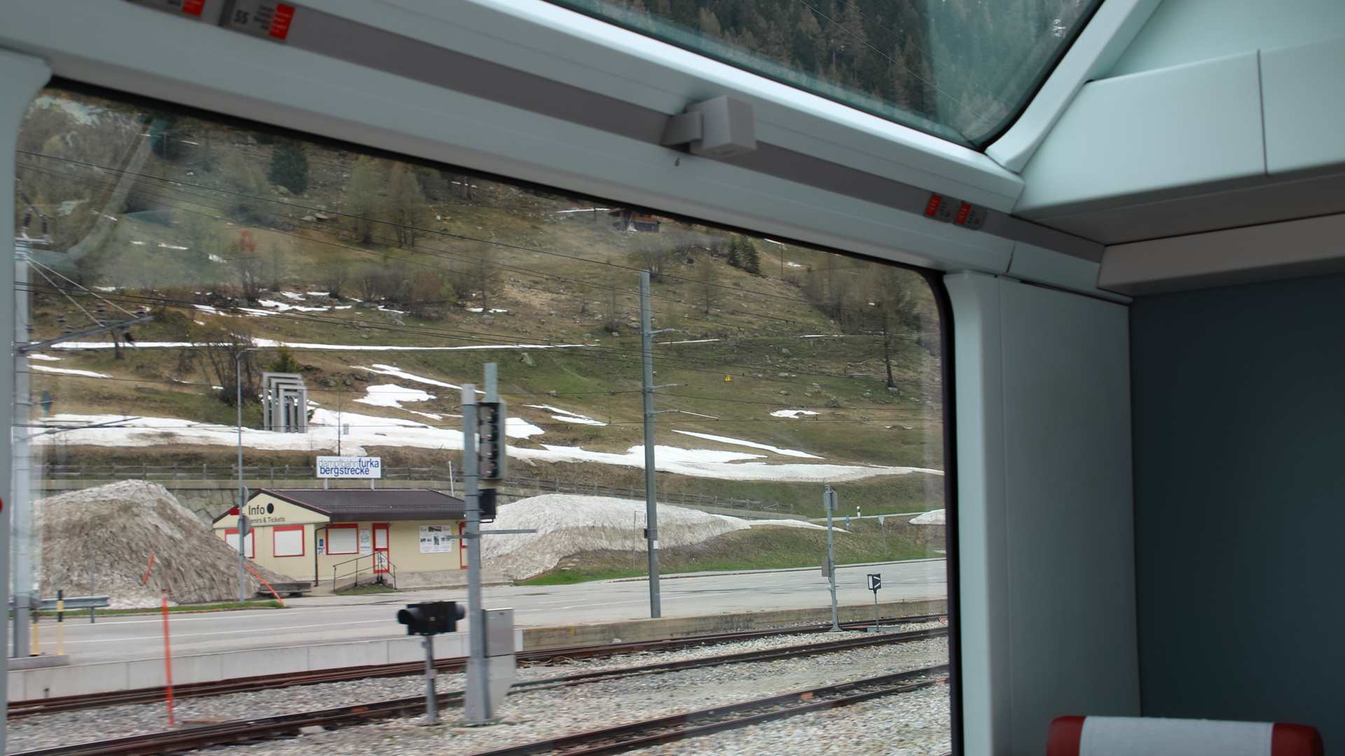 Blick zum Abfertigungsgebäude der Furka-Bergstrecke in Oberwald