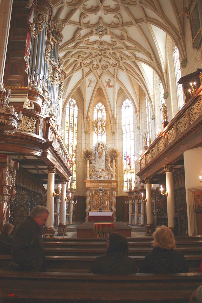 Blick zum Altar aus dem Kirchenschiff