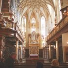 Blick zum Altar aus dem Kirchenschiff