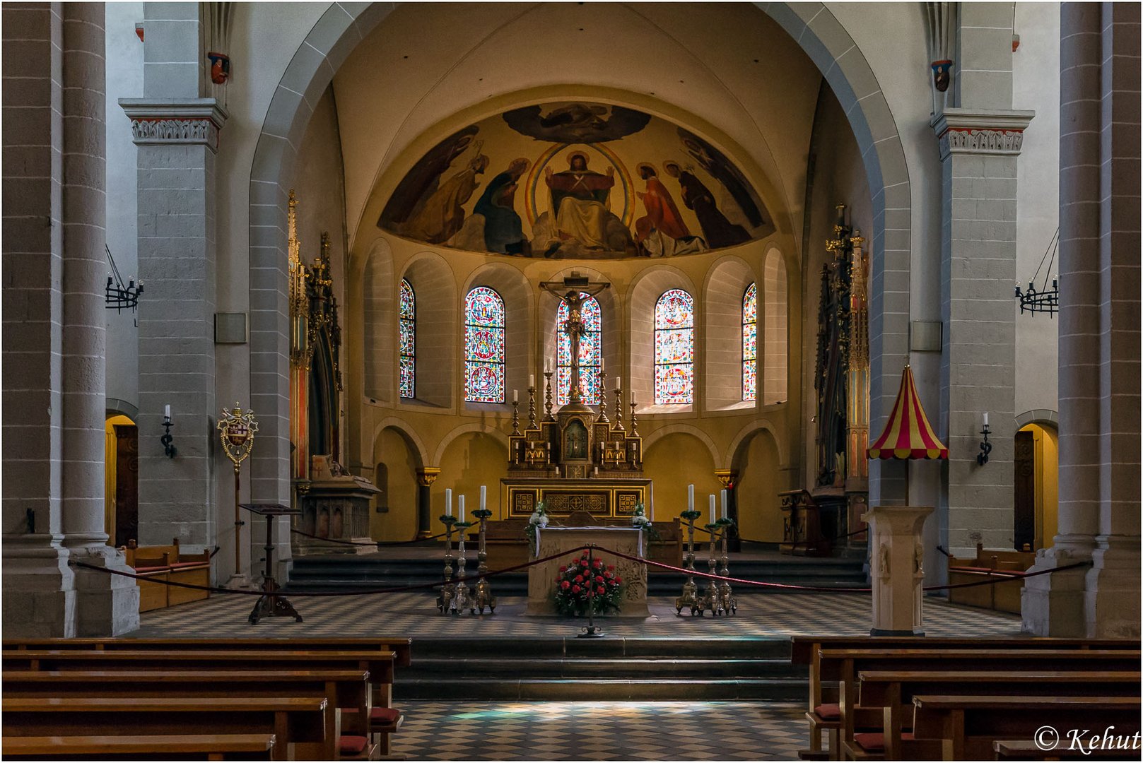 Blick zum Altar - Basilika St. Kastor Koblenz