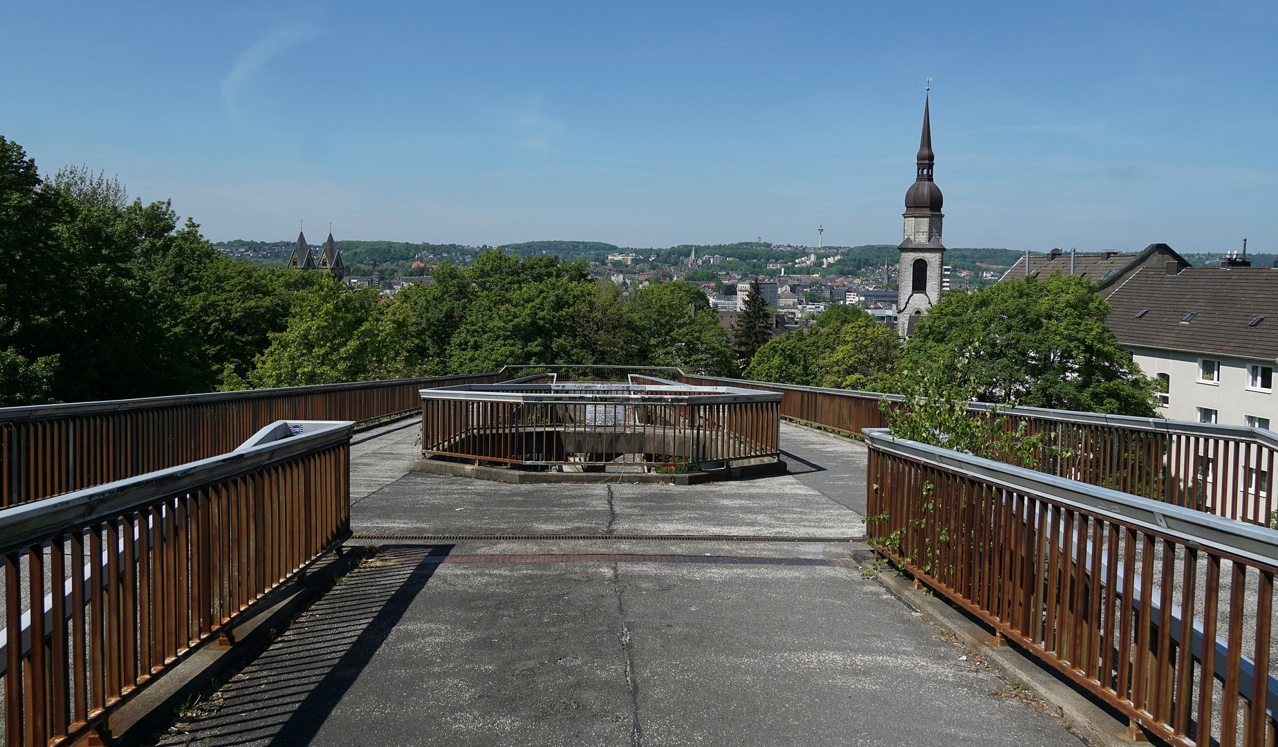 Blick zum alten und den neuen Wasserturm