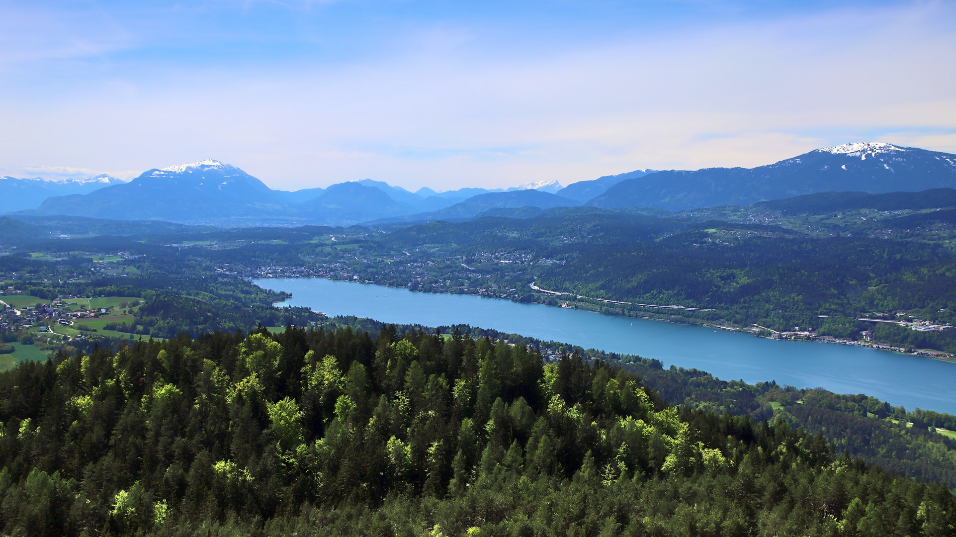 Blick zum anderen Ende vom Wörthersee mit Velden