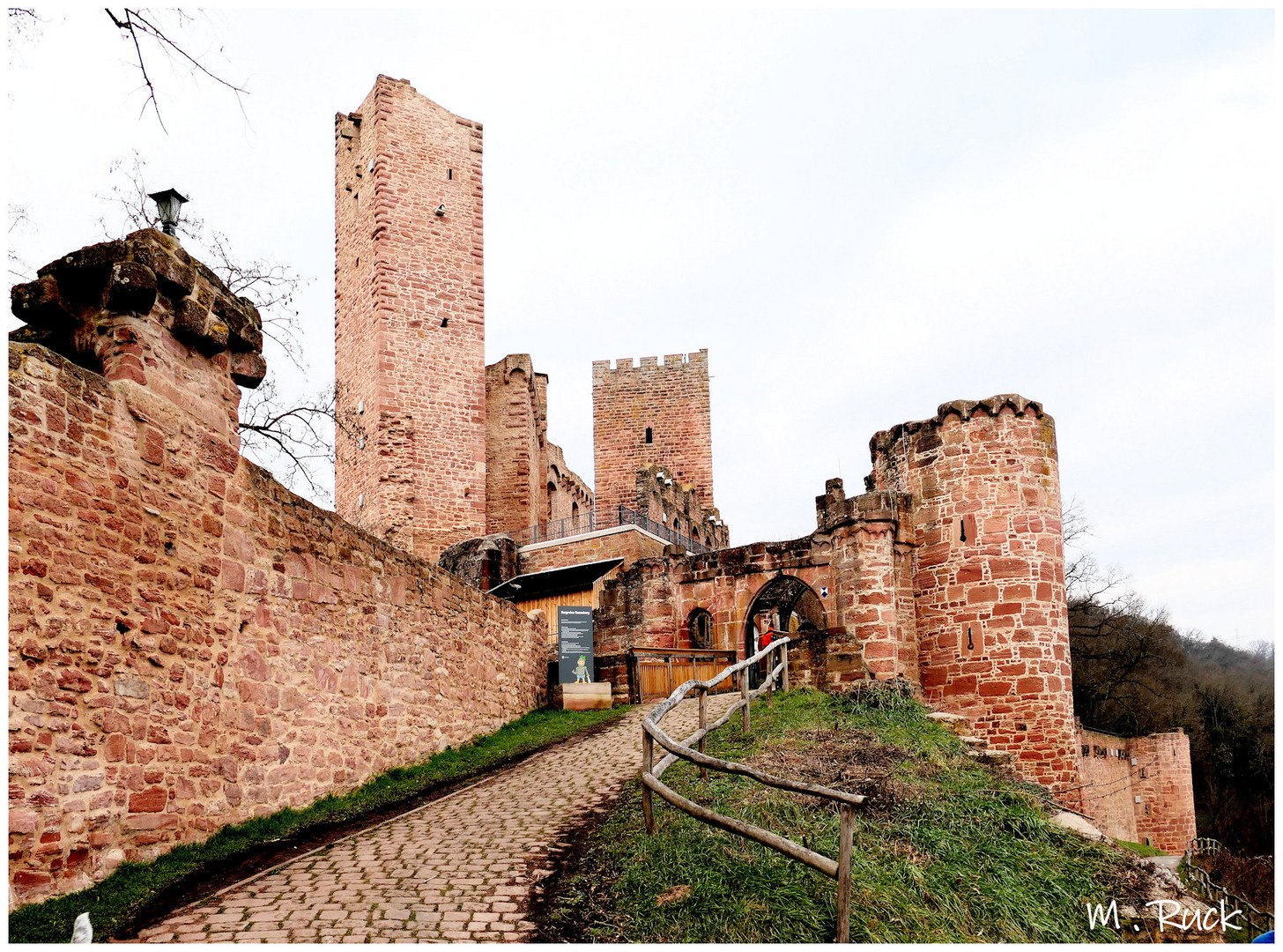 Blick zum Burgtor und seinen mächtigen Mauern 