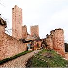 Blick zum Burgtor und seinen mächtigen Mauern 