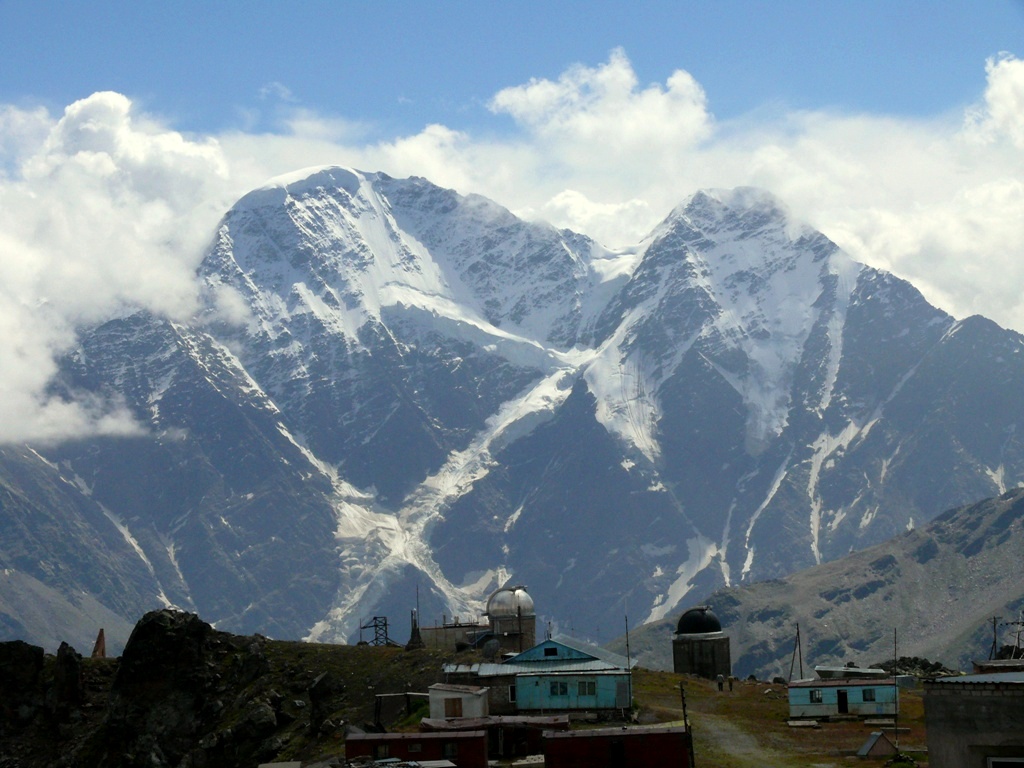 Blick zum Dongusorun-Baschi mit dem Nakra-Tau