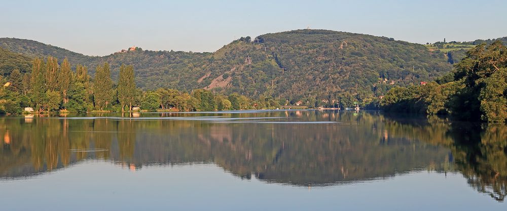 Blick zum Dubitzer Kirchlein hochoben ...aufgenommen vom Stau der Labe ...