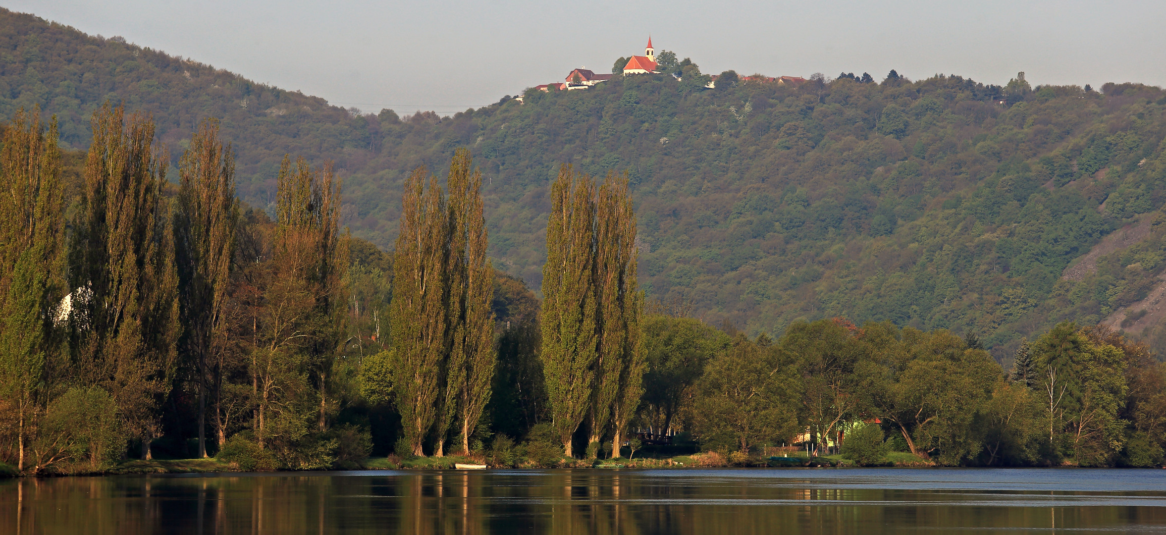 Blick zum Dubitzer Kirchlein vom böhmischen Sebuzin aus