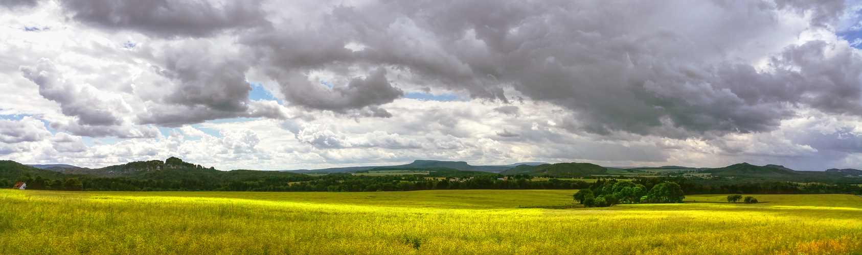 Blick zum Elbsandsteingebirge