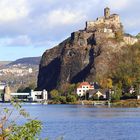 Blick zum Ende des Staus der Elbe (Labe) in Usti nad labem...und zum Schreckenstein