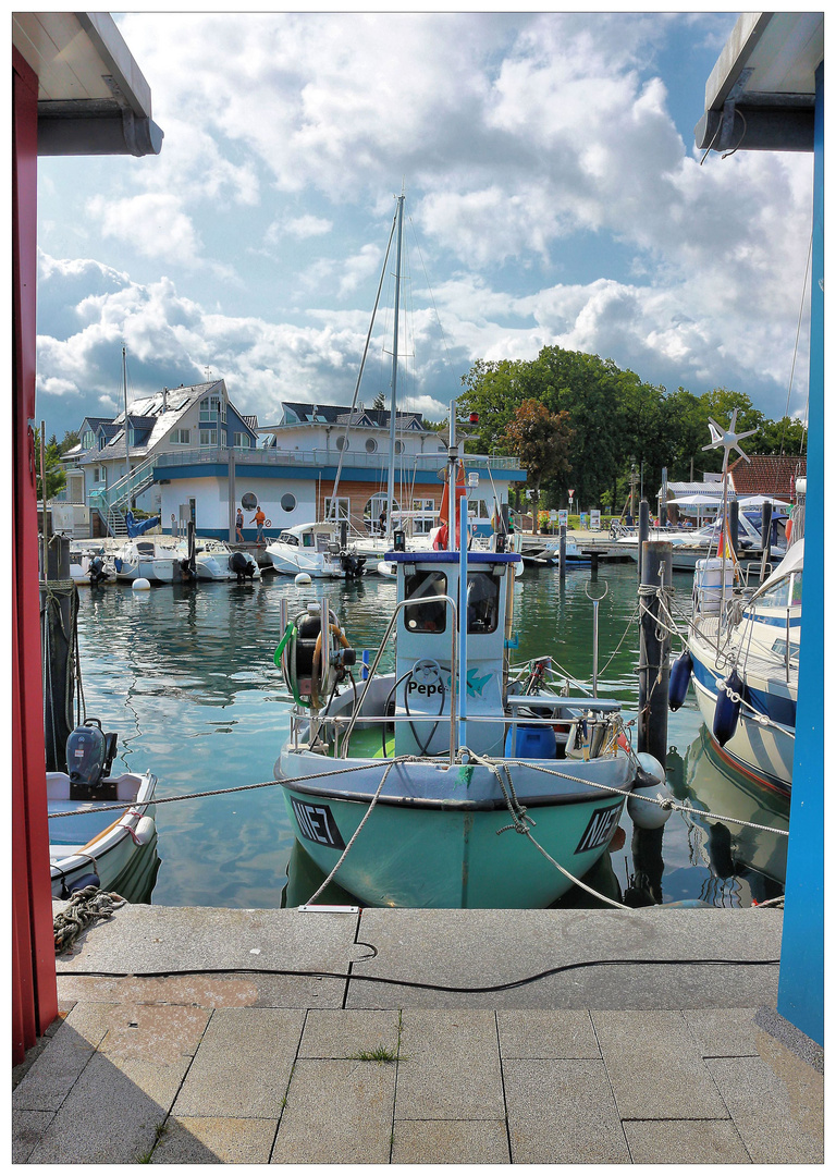 Blick zum Fischimbisslokal am Hafen