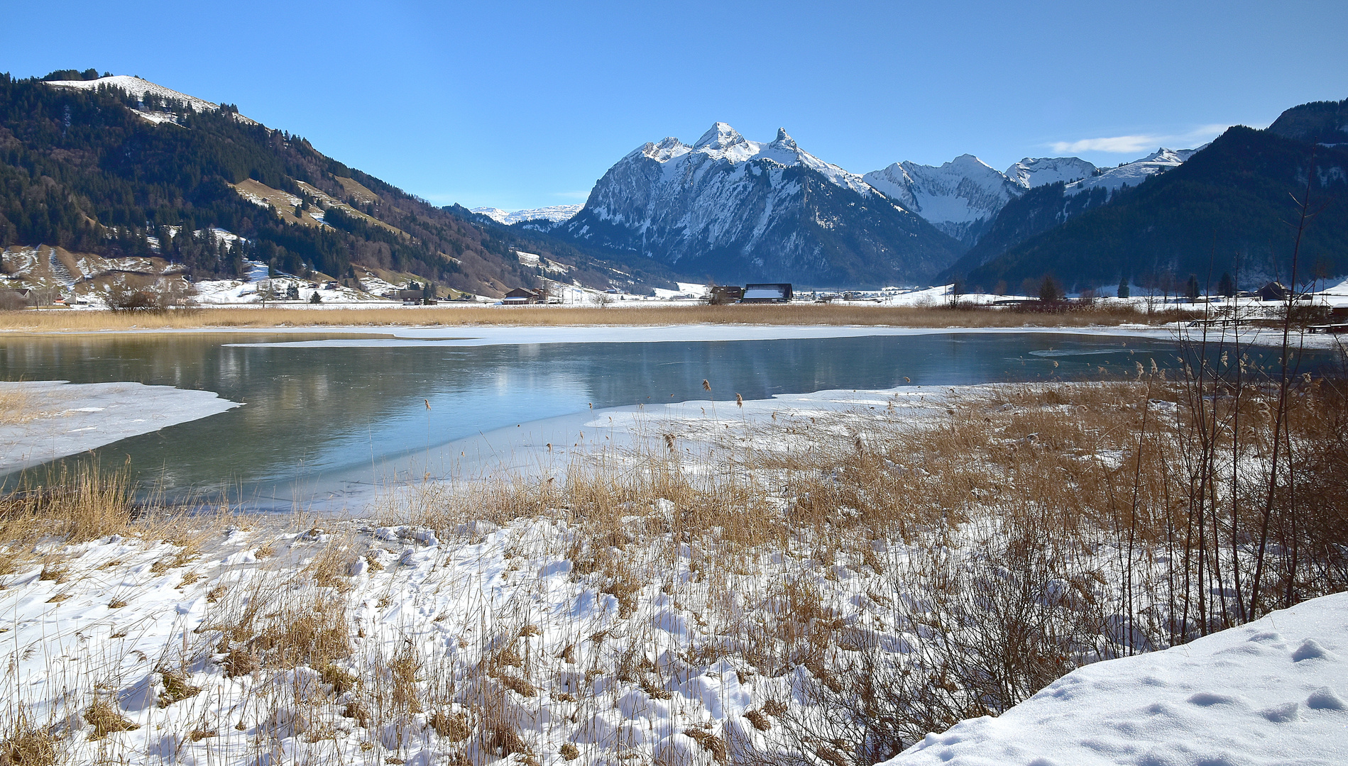 Blick zum Flüebrig und Fläschenspitz