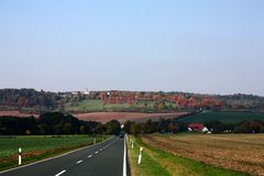 Blick zum Flugplatz Schöngleina im Herbstkostüm