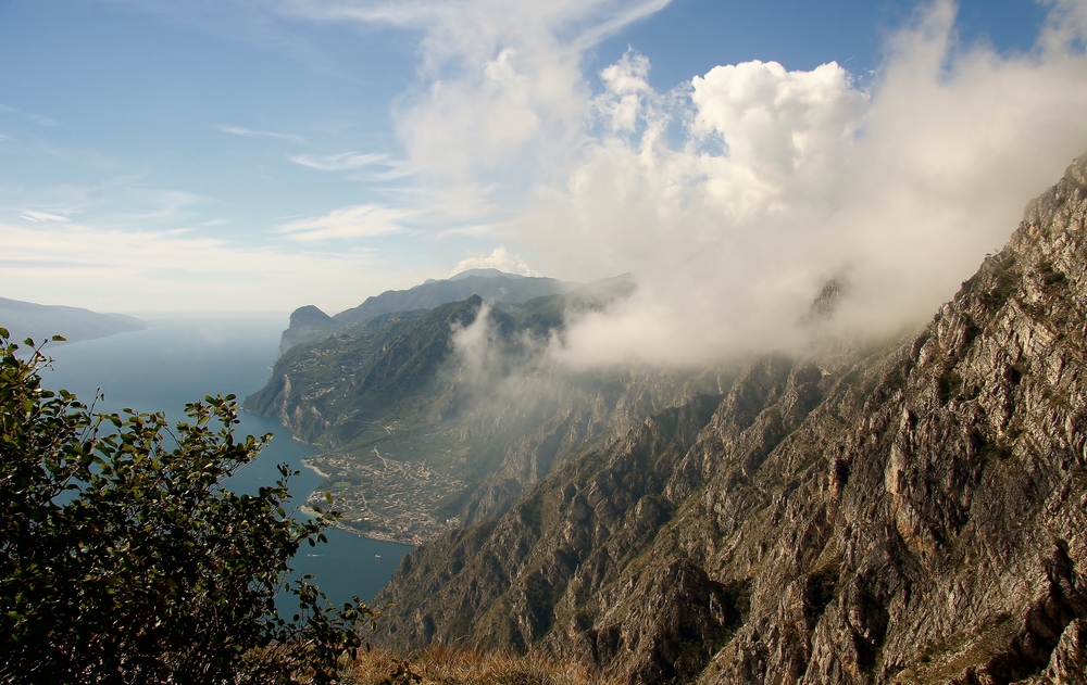 Blick zum Gardasee / Limone im Nebel