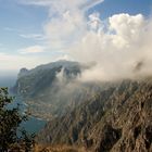 Blick zum Gardasee / Limone im Nebel