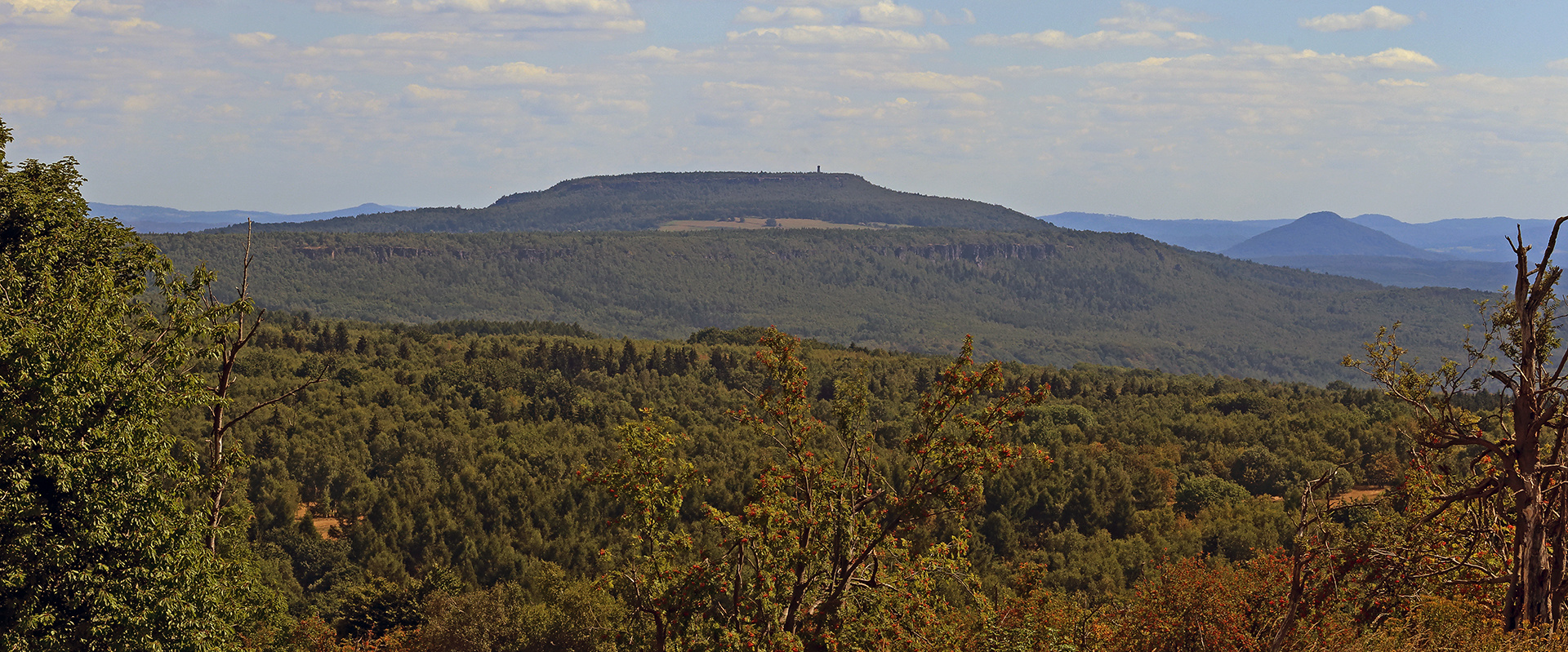 Blick zum Hohen Schneeberg mit den Tissaer Wänden und dem Rosenberg rechts daneben