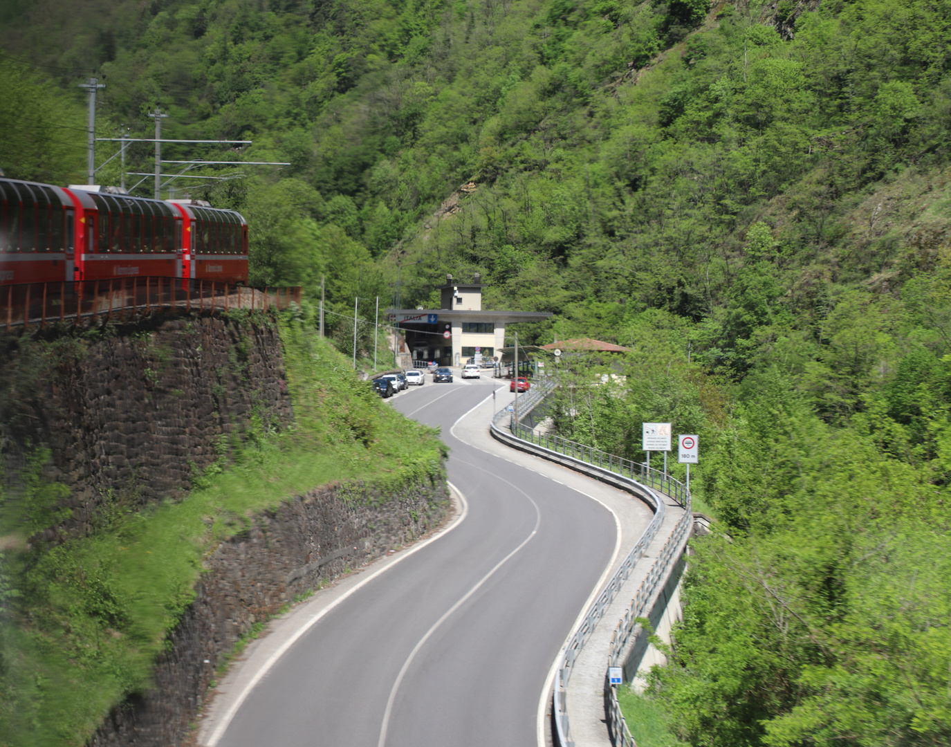 Blick zum italienischen Grenzübergang zur Schweiz Tirano