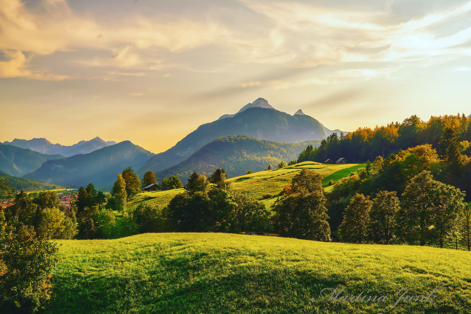 Blick zum Karwendelgebirge im Abendlicht 