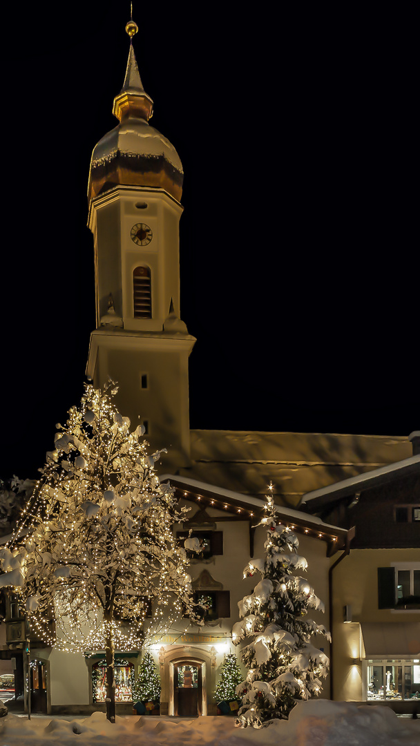 Blick zum Kirchturm der katholische Pfarrkirche St. Martin in Garmisch-Partenkirchen