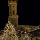 Blick zum Kirchturm der katholische Pfarrkirche St. Martin in Garmisch-Partenkirchen