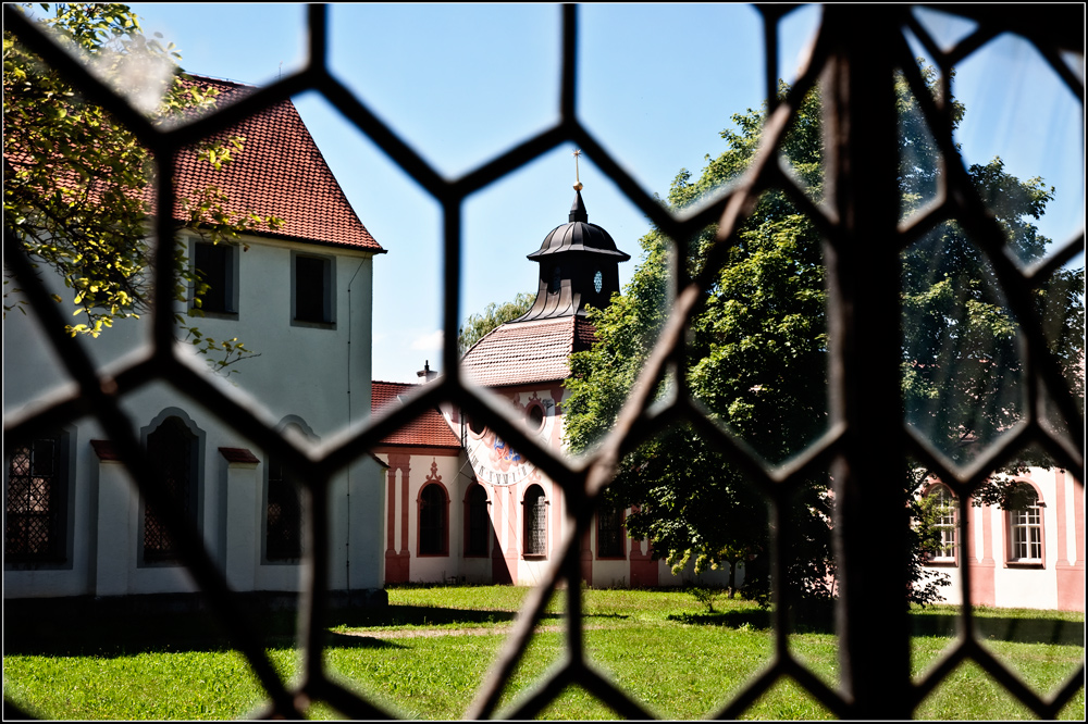 BLICK ZUM KLOSTERHOF VOM KREUZGANG