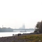 Blick zum Kölner Dom und ziemlich diesig ...