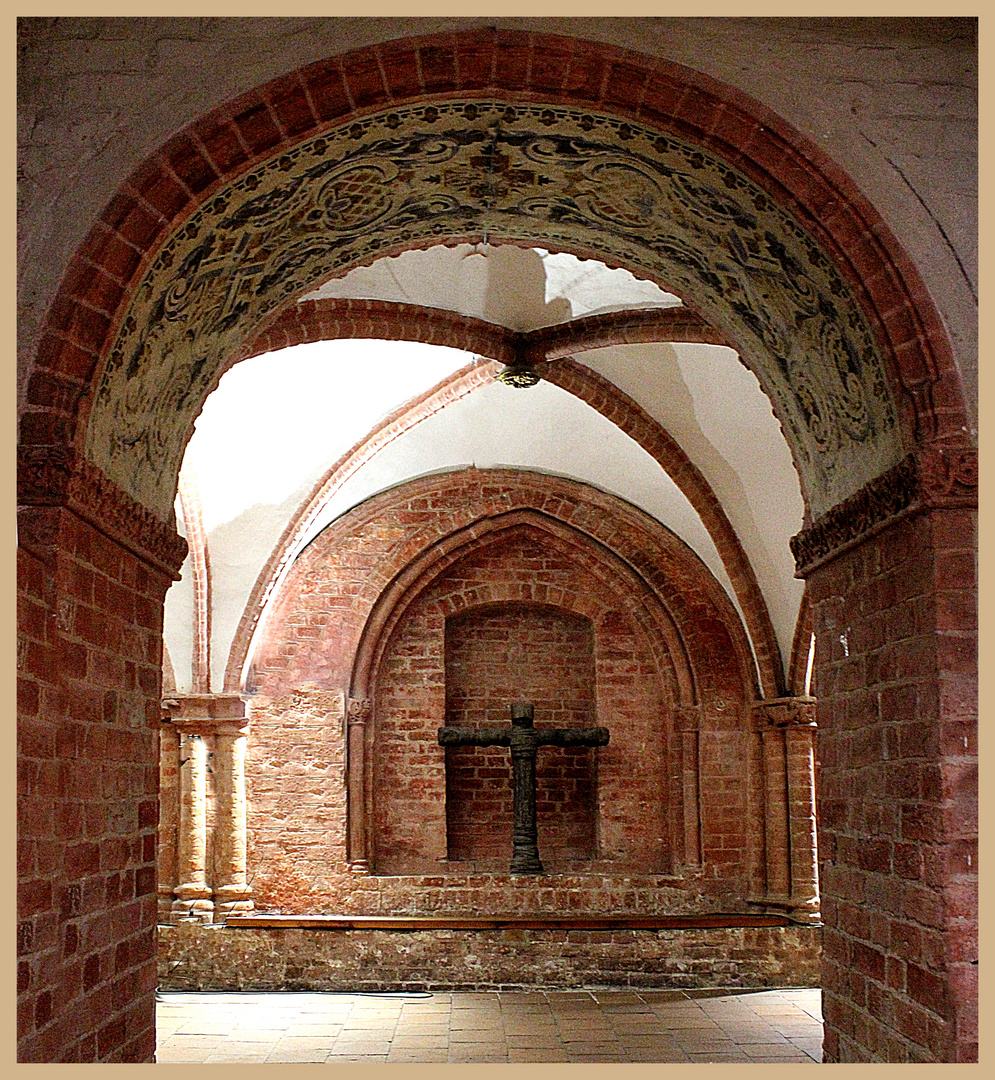 Blick zum Kreuzgang des Brandenburger Domes durch das Torhaus