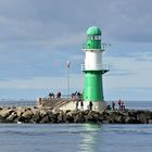 Blick zum Leuchtturm auf der Westmole in Warnemünde