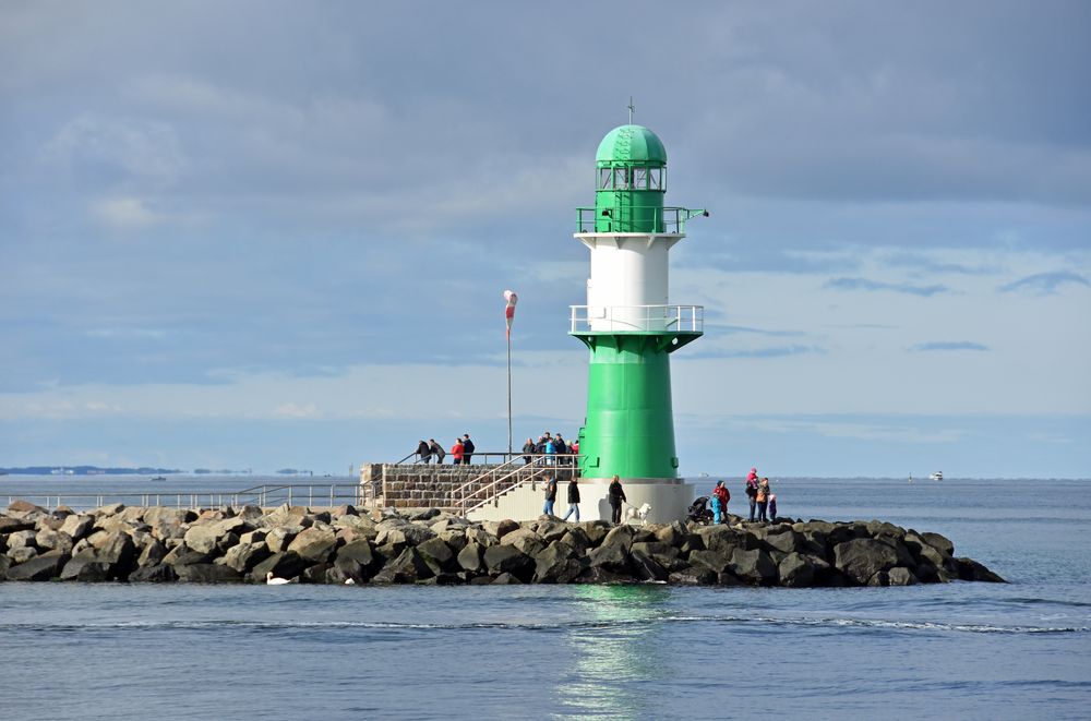 Blick zum Leuchtturm auf der Westmole in Warnemünde