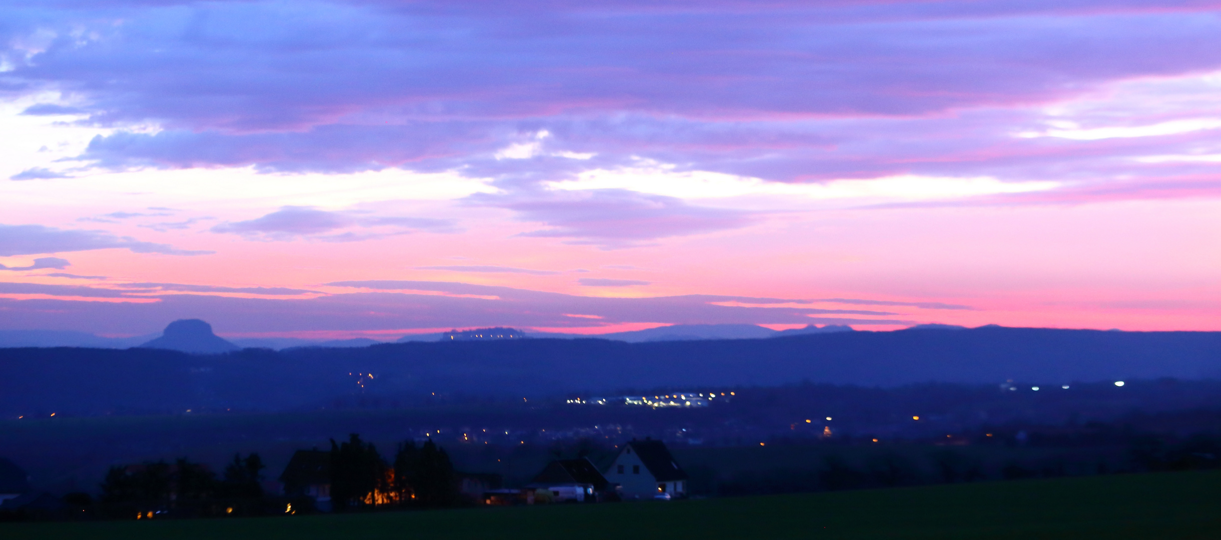 Blick zum Lilinstein und weiten Gipfeln in der Sächsischen Schweiz