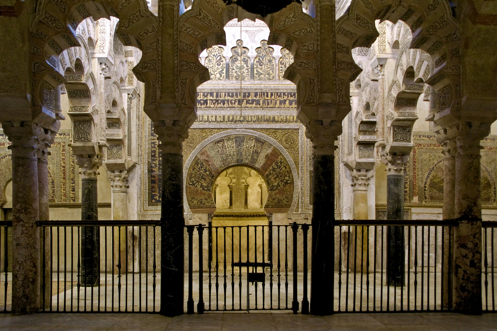 Blick zum Mihrab der Mezquita-Catedral de Córdoba