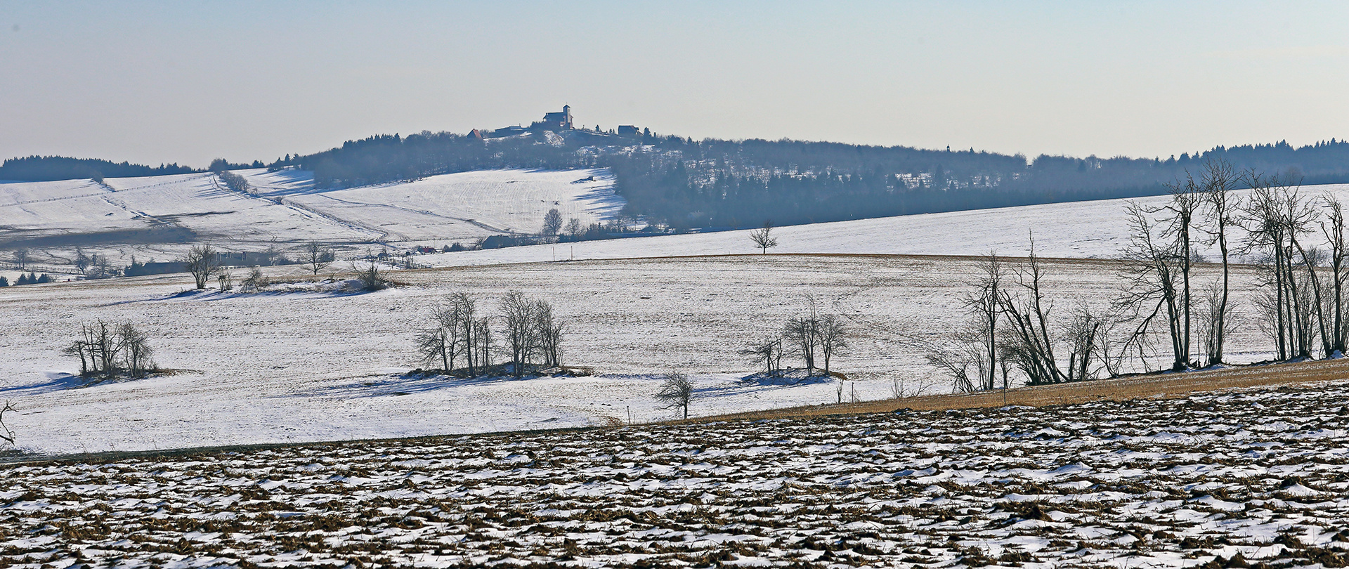 Blick zum Mückentürmchen am Ende des Winters...zumindest was den Monat  betrifft,  ganz weit oben...