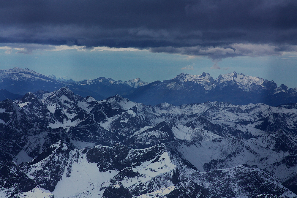 Blick zum Nachbarn ....... wenn der Föhn die wolken im zaum hält