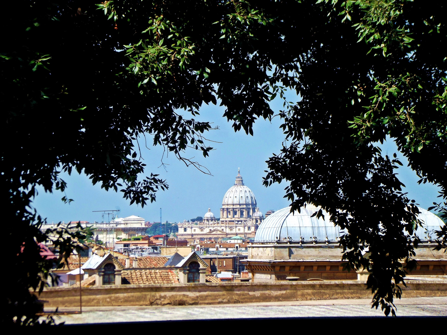 Blick zum Petersdom auf Höhe der Spanischen Treppe