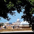 Blick zum Petersdom auf Höhe der Spanischen Treppe