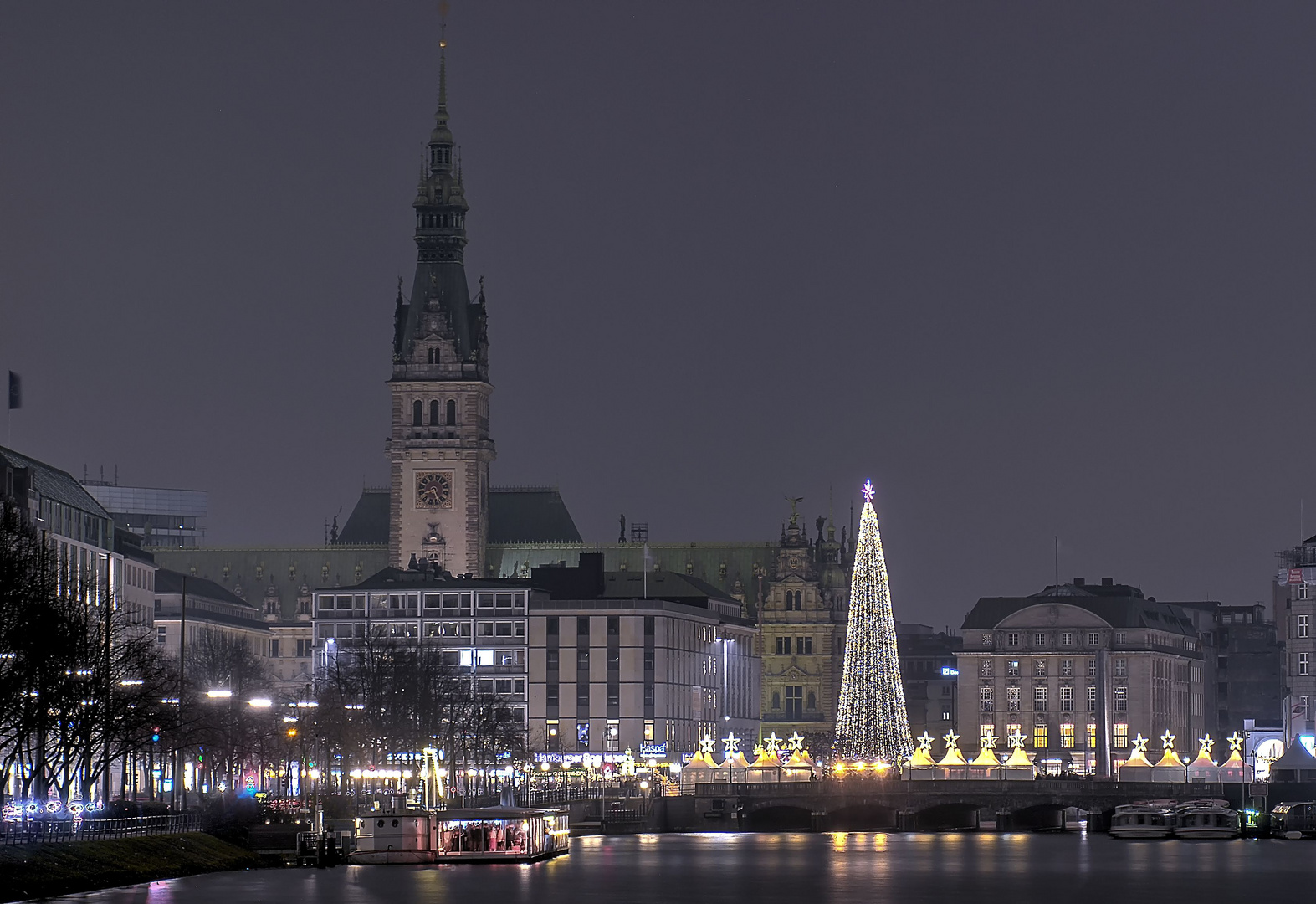 --Blick zum Rathaus --