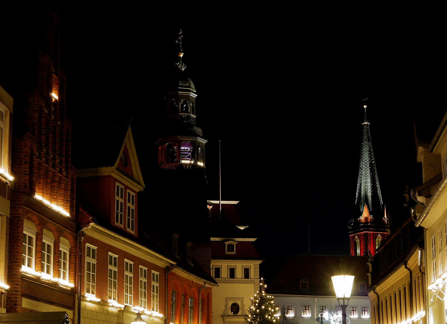 Blick zum Rathaus und Nikolai Kirche von der Schröderstraße!