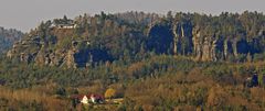 Blick zum Rauenstein, der sich linkselbig gegenüber der Bastei befindet...